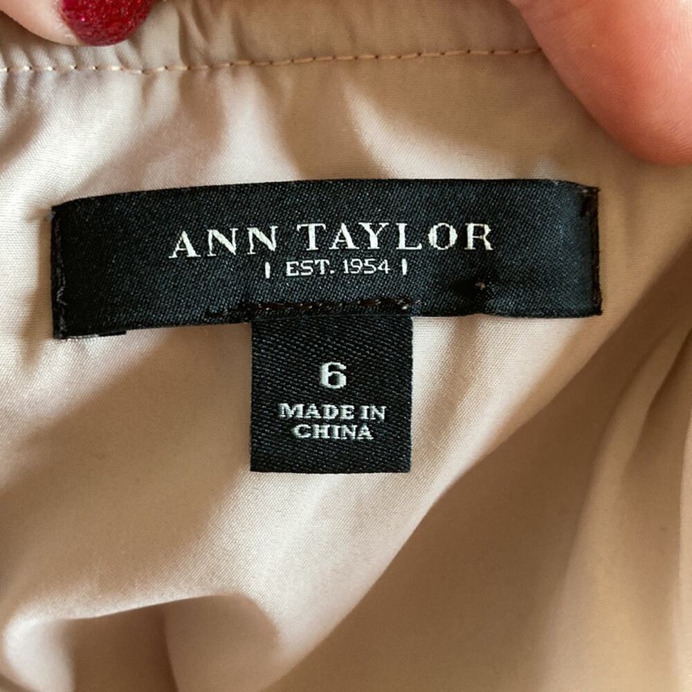 Ann Taylor Grey/Cream Lace Pencil Skirt, Size 6 - Picture 4 of 7